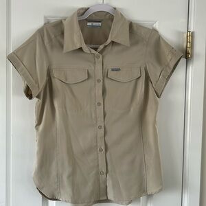 COLUMBIA WOMENS SIZE SMALL TAN KHAKI SILVER RIDGE LITE SHORT SLEEVE BUTTON SHIRT